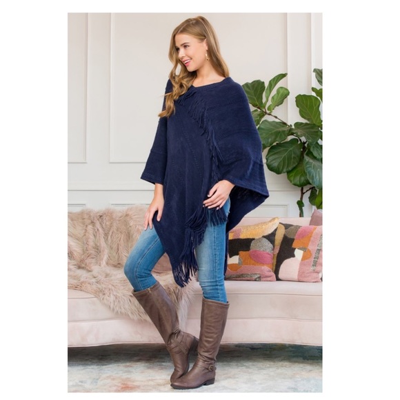 ❤️2 for $40❤️navy soft fringe poncho - Picture 6 of 8